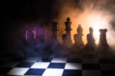 Satranç oyununu kavramı iş fikirleri ve rekabet ve strateji fikirler concep. Duman ve sis karanlık bir arka plan üzerinde satranç figürleri.
