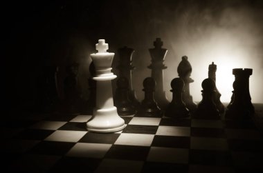 Satranç oyununu kavramı iş fikirleri ve rekabet ve strateji fikirler concep. Duman ve sis karanlık bir arka plan üzerinde satranç figürleri.