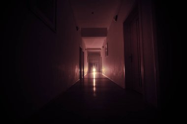 Kabine kapılar ve korkunç korku adam ile farklı pozlar ayakta silüeti ışıklarla karanlık koridor.
