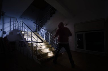Merdivenlerde, gizemli hayalet adam merdivenlerde, korkunç hayalet ürkütücü llights korku sahne ışığıyla silüeti perili evde hayalet. Korkunç hall. Cadılar Bayramı arka plan. Seçici odak