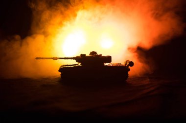 Savaş kavramı. Askeri siluetleri sahne üzerinde savaş sis sky mücadele arka plan, Dünya Savaşı Alman tankları siluetleri bulutlu manzarası, gece aşağıda. Saldırı sahne. Zırhlı araçlar.
