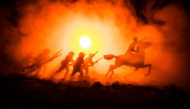 Dünya Savaşı binici savaşmaya hazır bir kılıç ve askerler karanlık sisli tonlu arka plan üzerinde atlı polis memuru (ya da savaşçı). Savaş sahne savaş askerler mücadele. Savaş sahnesi.