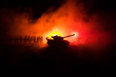 Savaş kavramı. Askeri siluetleri sahne üzerinde savaş sis sky mücadele arka plan, Dünya Savaşı askerler siluetleri bulutlu manzarası, gece aşağıda. Saldırı sahne. Zırhlı araçlar. Savaş tankları.