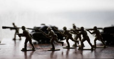 minyatür oyuncak askerler ve tank gemide. Oyuncak savaşta askeri görüntü kadar kapatın.