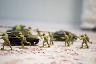 minyatür oyuncak askerler ve tank gemide. Oyuncak savaşta askeri görüntü kadar kapatın.