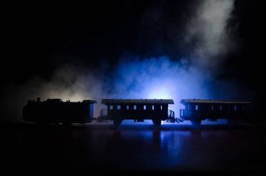 Siste hareket tren. Gecede eski buharlı lokomotif. Demiryolu üzerinde hareketli gece treni. portakal yangın arka plan.
