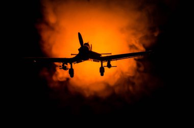 II. Dünya Savaşı avcı uçağı günbatımı veya koyu turuncu, yangın patlama gökyüzü. Savaş sahnesi. Gökyüzü, Alman figher