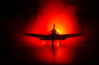 Alman Junker (Ju-87) jet motorlu model uçak sahibi. Koyu portakal yangın arka plan. Savaş sahnesi. Seçici odak (fark konuma yerleştirme)