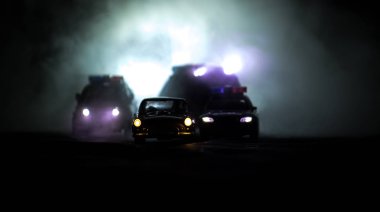 Sis arka plan ile gece bir Ford Thunderbird araba kovalayan Toyota Fj Cruiser arabayla oynamazdık. Oyuncak dekorasyon olay yerine tablo. -11 Ocak 2018, Bakü Azerbaycan