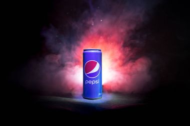 Bakü, Azerbaycan - Ocak 13,2018: Pepsi can karşı koyu tonda sisli arka plan.