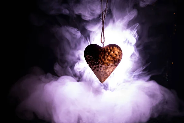 金色的心挂在绳子上, 深色色调的烟雾背景和文字空间。情人节概念. — 图库照片