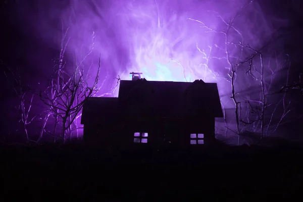 Gammalt hus med ett spöke i skogen på natten eller övergivna skräck spökhuset i dimma. Gamla mystiska byggnaden i döda träd skogen. — Stockfoto