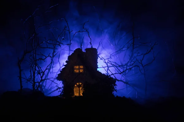 Altes Haus mit einem Geist im nächtlichen Wald oder verlassenes Gruselhaus im Nebel. altes mystisches Gebäude im toten Baumwald. — Stockfoto