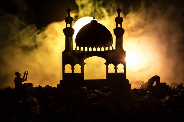 Silhouette des Moscheebaus auf getöntem Nebelhintergrund. ramadan kareem background. Moschee bei Sonnenuntergang. betende Menschen. Selektiver Fokus — Stockfoto