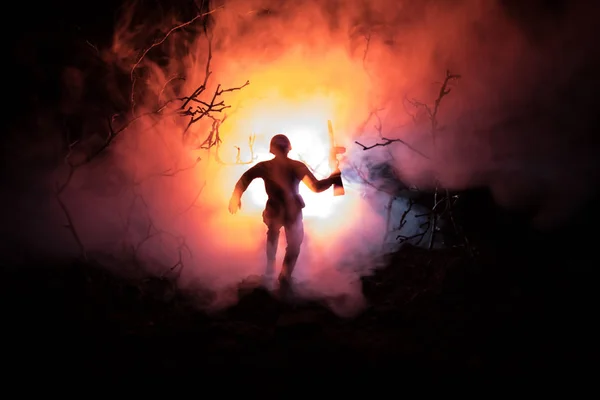 Schwarze Silhouetten von Soldaten im Rauchfeuer, die sich im Kampfeinsatz bewegen. Gegenlicht. gemildert — Stockfoto