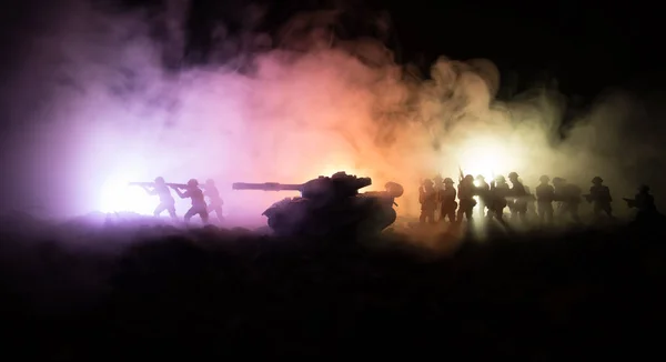 War Concept. Military silhouettes fighting scene on war fog sky background, World War Soldiers Silhouettes Below Cloudy Skyline At night. Attack scene. Armored vehicles. Tanks battle. — Stock Photo, Image