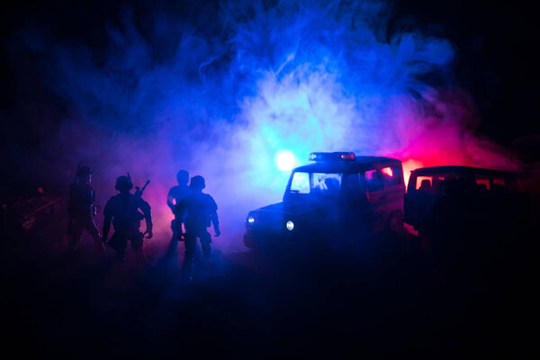 Концепция войны. Военные силуэты боевой сцены на фоне тумана на фоне неба войны, силуэты солдат мировой войны под облачным горизонтом ночью. Сцена нападения. Бронетехника. Танки
.