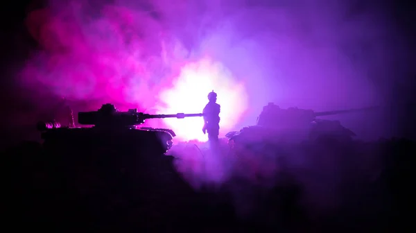 Concept van de oorlog. Militaire silhouetten vechten scène op oorlog mist hemel achtergrond, silhouetten van de Wereldoorlog soldaten onder bewolkte Skyline in de nacht. Aanval scène. Gepantserde voertuigen. Battle tanks. — Stockfoto