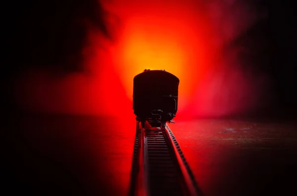 Zug bewegt sich im Nebel. Alte Dampflokomotive in der Nacht. Nachtzug fährt auf der Eisenbahn. orangefarbener Hintergrund. — Stockfoto