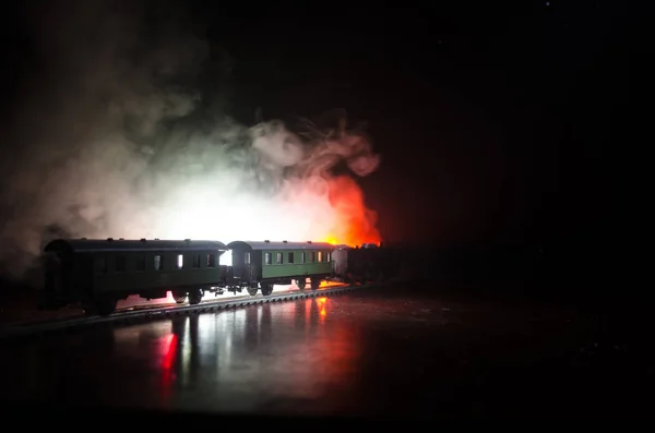 Comboio a mover-se no nevoeiro. Antiga locomotiva a vapor à noite. Comboio nocturno a mover-se. fundo de fogo laranja . — Fotografia de Stock