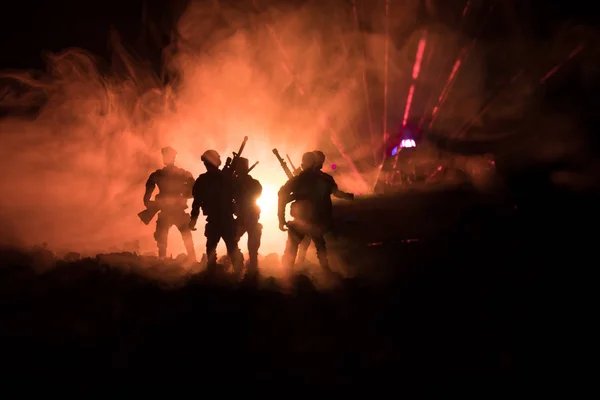 Bereitschaftspolizisten signalisieren Bereitschaft. Machtkonzept der Regierung. Polizei im Einsatz. Rauch auf dunklem Hintergrund mit Lichtern. Blaurote blinkende Sirenen. Macht der Diktatur — Stockfoto