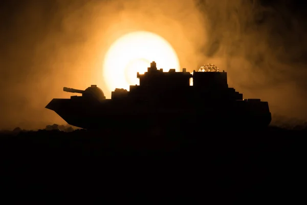 Silhueta de navio de guerra militar no fundo escuro enevoado céu tonificado . — Fotografia de Stock