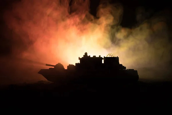 Silueta de barco de guerra militar sobre fondo oscuro nebuloso cielo tonificado . —  Fotos de Stock