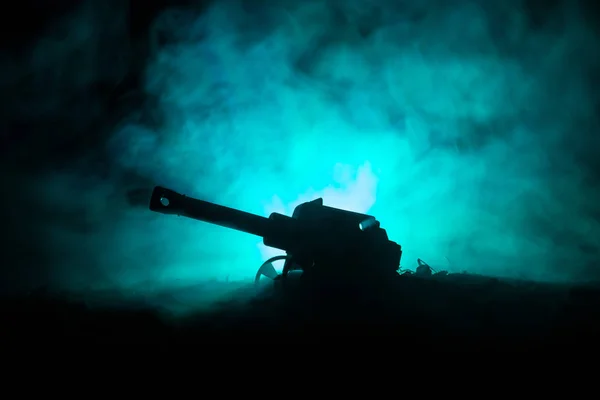 Kampfszene. Silhouette eines alten Feldgewehrs, das auf einem abschussbereiten Feld steht. mit farbenfrohem dunklem Nebelhintergrund — Stockfoto