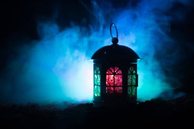 Sevgililer günü tebrik kartı dekorasyon fotoğrafı seviyorum. Koyu renkli sisli arka plan üzerinde parlayan mum aydınlatma lamba fener.