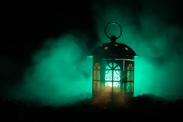 Amor Dia dos Namorados saudação cartão decoração foto. Lâmpada de lâmpada de iluminação de vela brilhando no fundo nevoeiro colorido escuro . — Fotografia de Stock