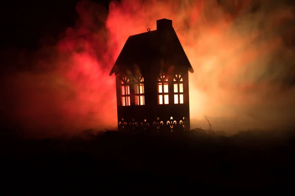 Casa preta com um coração e céu enevoado tonificado no fundo. Adequado para conceitos como casa de amor para o Dia dos Namorados — Fotografia de Stock