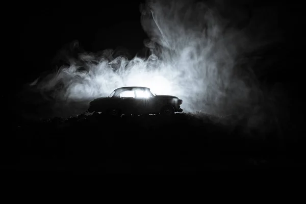 실루엣의 어두운 안개에 빈티지 자동차에 빛나는 조명으로 배경 톤 빛, 낮은 또는 오래 된 범죄 차 어두운 배경 실루엣. — 스톡 사진