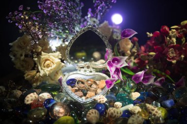 Güzel açılan eski vintage gümüş kalp şeklinde tabut alyans ile genç silueti ile diz üstünde kalmak ve onun güzel kız için teklifi yapma dostum