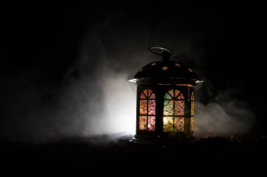 Sevgililer günü tebrik kartı dekorasyon fotoğrafı seviyorum. Koyu renkli sisli arka plan üzerinde parlayan mum aydınlatma lamba fener.