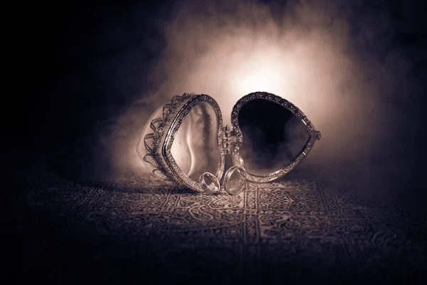 오래 된 빈티지 실버 하트 모양의 상자 어두운 격 조 연기가 자욱한 빛 배경에 결혼 반지에 대 한 열. 발렌타인 사랑 개념. — 스톡 사진