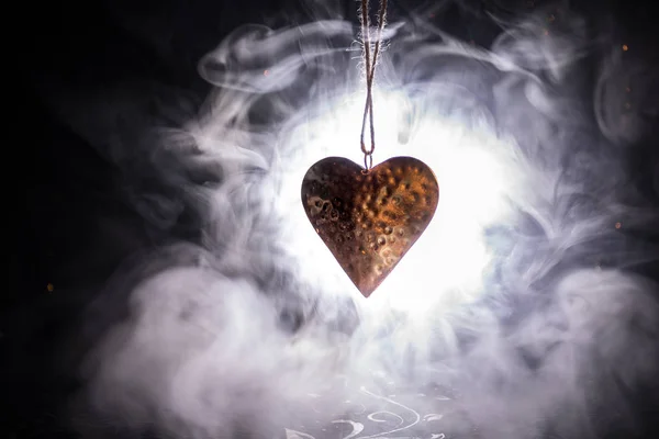 金色的心挂在绳子上, 深色色调的烟雾背景和文字空间。情人节概念. — 图库照片