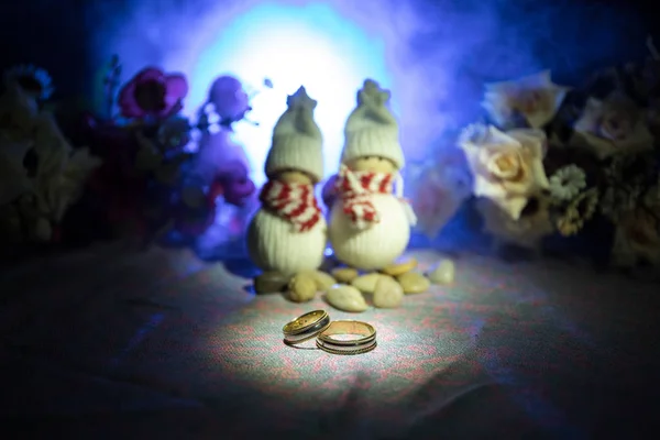 古いヴィンテージの暗いトーン スモーキー ライト背景に結婚指輪のハートの棺を銀を開いた。バレンタイン愛の概念. — ストック写真