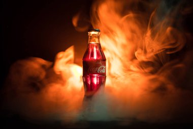 Bakü, Azerbaycan 13 Ocak 2018, Coca-Cola klasik bir cam şişe karanlık sisli arka plan tonda. Coca Cola dünya çapında satılan en popüler gazlı alkolsüz içecek içecekler olduğunu