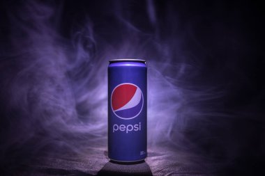 Bakü, Azerbaycan - Ocak 13,2018: Pepsi can karşı koyu tonda sisli arka plan.