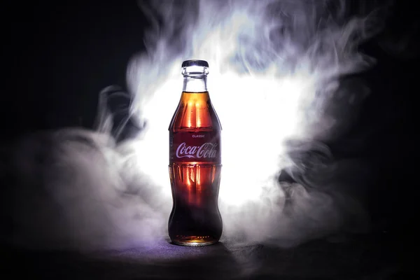 Baku, Azerbeidzjan 13e januari 2018, Coca-Cola Classic in een glazen fles op donker getinte mistige achtergrond. Coca Cola is de meest populaire dranken van koolzuurhoudende frisdrank verkocht over de hele wereld — Stockfoto