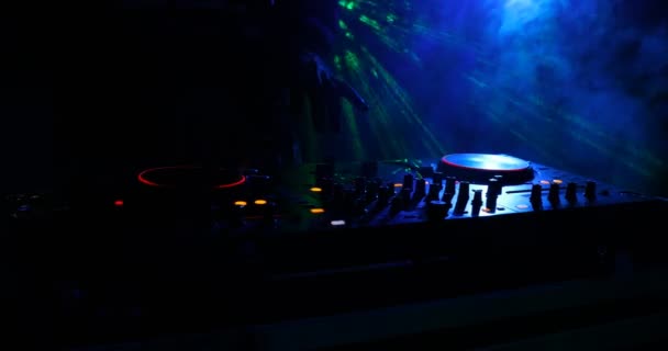 Spinning Mixing Scratching Night Club Manos Ajustar Varios Controles Pista — Vídeo de stock