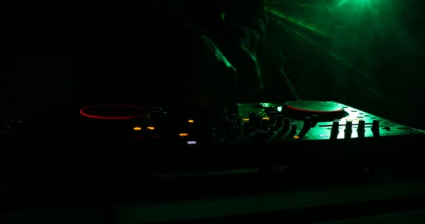 Spinnen Mixen Scratchen Een Nachtclub Handen Van Tweak Van Verschillende — Stockvideo