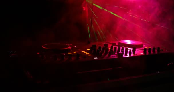 Spinnen Mixen Scratchen Een Nachtclub Handen Van Tweak Van Verschillende — Stockvideo