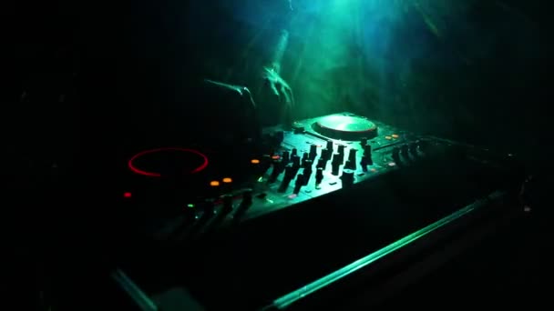 Spinning Mixing Scratching Night Club Mãos Ajustar Vários Controles Pista — Vídeo de Stock