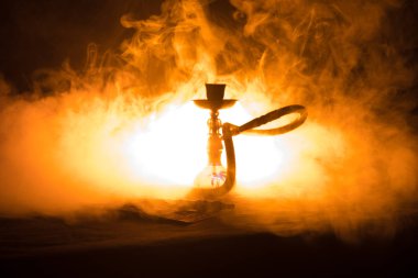 Siyah arkaplanlı shisha kasesinde sıcak nargile kömürü. Şık bir oryantal shisha. Shisha Kavramı