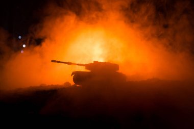 Savaş kavramı. Askeri siluetleri sahne üzerinde savaş sis sky mücadele arka plan, Dünya Savaşı Alman tankları siluetleri bulutlu manzarası, gece aşağıda. Saldırı sahne. Zırhlı araçlar.