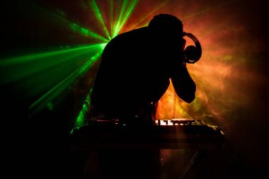 DJ iplik, karıştırma ve bir gece kulübünde tırmalamak, dj elinde çeşitli parça denetimlere dj's güverte, strobe ışıklar ve sis oynamak veya parti gece kulübünde parça Dj karışımları