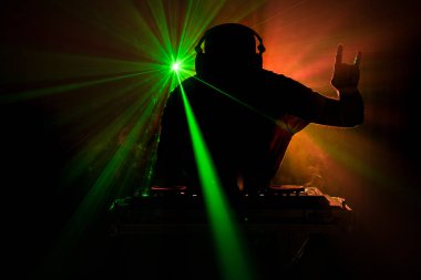 DJ iplik, karıştırma ve bir gece kulübünde tırmalamak, dj elinde çeşitli parça denetimlere dj's güverte, strobe ışıklar ve sis oynamak veya parti gece kulübünde parça Dj karışımları