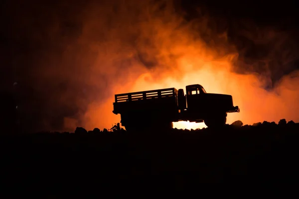 Концепція війни. Військові силуети боротьба сцени на неба Туман війни тло, силуети світової війни солдатів нижче хмарно Skyline вночі. Атака сцени. Броньовані автомобілі. — стокове фото