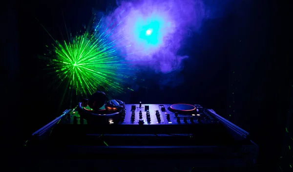 DJ Spinning, Mixing, and Scratching in a Night Club, Hands of dj tweak vari controlli delle tracce sul ponte del DJ, luci stroboscopiche e nebbia, o Dj mixa la traccia nel nightclub alla festa — Foto Stock